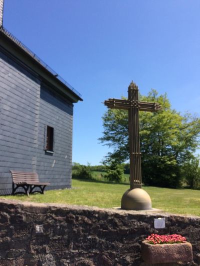 Foto: Kreuz vor Kapelle am Klesberg (privat)